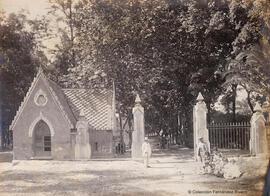 Málaga, Jardín de la Concepción, entrada de la hacienda ante la que posan algunos visitantes y un guarda, carruaje al fondo. Fotógrafo desconocido.