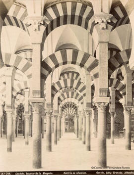 Córdoba, Mezquita, galería de columnas. Garzón fotógrafo.