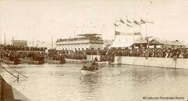 Barcelona, el puerto en el momento de acceso del bote que conduce al rey Alfonso XIII al dique rodeado de la multitud. Fotógrafo desconocido.