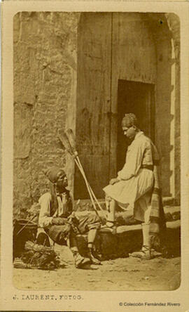 Valencia, paisanos fabricando escobas.  J. Laurent.