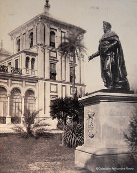 Sevilla, Palacio de San Telmo, estatua del rey Fernando VII en los jardines. Napper.