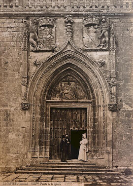 Burgos, puerta de la Iglesia de La Cartuja de Miraflores con dos caballeros y un fraile. J. Laurent.