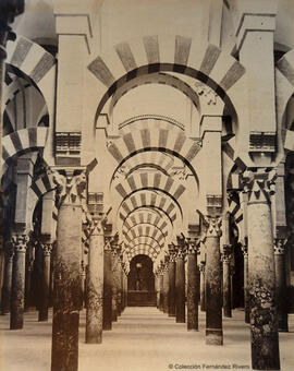 Córdoba, Mezquita, interior bosque de columnas. Fotógrafo desconocido.