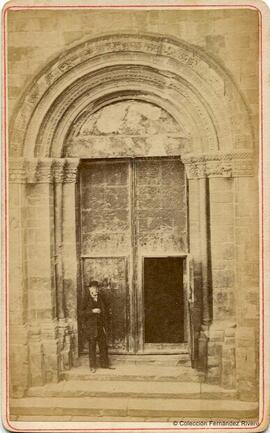 Barcelona, Catedral, puerta de la Capilla de Santa Lucía con un personaje. Fotógrafo desconocido.
