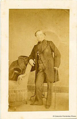 Madrid, retrato de hombre con bastón y un brazo apoyado en un sillón, sin identificar. J. Laurent.