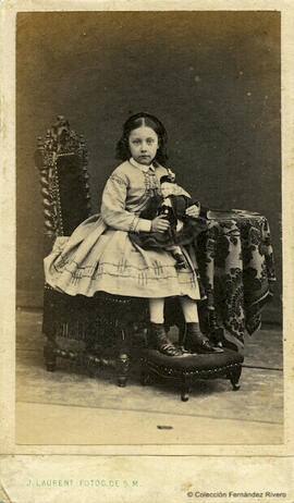 Valencia. retrato de una niña sentada en un sillón con una muñeca.  J. Laurent.