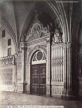 Toledo, catedral, puerta del Berruguete que accede al interior de la catedral desde el claustro . J. Laurent.