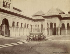 Granada, Alhambra, Patio de los Leones con la fuente. Fotógrafo desconocido.