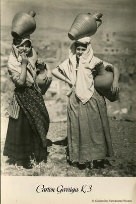 Mojácar (Almería), retrato de dos aguadoras cargadas con sus cántaros. José Ortiz Echagüe.