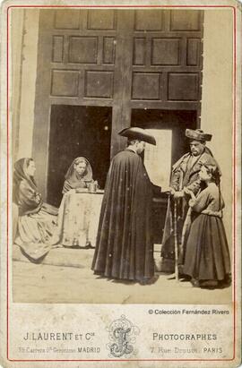 Córdoba, clérigo y otros personajes a la puerta de una iglesia. J. Laurent.