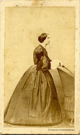 Madrid, retrato de señora apoyada en un sillón, sin identificar. J. Laurent.