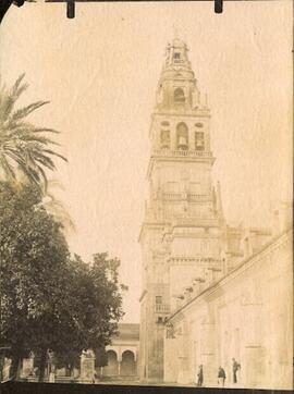 Córdoba, Torre de la Mezquita-Catedral y Patio de los Naranjos. Autor desconocido.