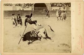 Sevilla, reproducción de un óleo representando el salto de la garrocha en una corrida de toros. E. Beauchy.