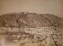 Málaga, Muelle viejo y castillo de Gibralfaro, una de las seis partes de una panorámica, tomada desde la Farola. J. Oses.