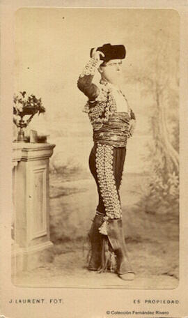 Retrato de tipo majo andaluz, con montera.  J. Laurent.