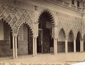 Sevilla, Alcázar, Patio de las Doncellas frente a la entrada de la Alcoba Real. E. Beauchy.