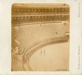 Valencia, Plaza de toros, interior con los graderíos vacíos. Farvaro Hermanos.