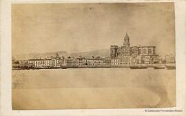 Málaga, panorámica del puerto y la ciudad desde la Farola. Charles Clifford.