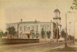 Yokohama (Japón), edificio occidental con una torre de reloj en una calle. Hikoma Ueno.