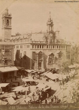 Valencia, Plaza de la Iglesia con un gran mercado callejero, e iglesia de los Santos Juanes. Ángel García Cardona.