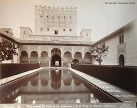 Granada, Alhambra, Patio de los Arrayanes y torre de Comares. Camino.