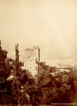 Granada, las Torres Bermejas de la Alhambra, desde el Generalife. Fotógrafo desconocido.