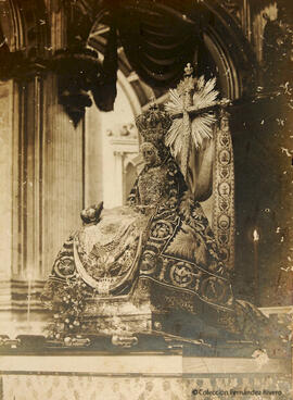 Granada, imagen de la Virgen de las Angustias, piedad con Jesús muerto en el regazo, en la basílica de su nombre. Fotógrafo desconocido.