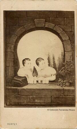 Zaaragoza, retrato de dos jóvenes enmarcadas en el dintel curvo de una ventana, en un fotomontage que semeja una calavera. Horte y Molada.