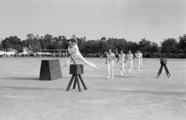 Alumnos haciendo deporte en la Escuela de Formación Profesional Francisco Franco. Abril de 1959. ...