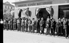 Calle Alcazabilla, esquina calle Zegrí. Marzo de 1959. Autoridades delante de Comercial España Gaztambide asistiendo a un desfile. Málaga, España.