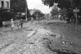 Paseo de Sancha embarrada por las inundaciones del 29 de octubre de 1955. Málaga, España.