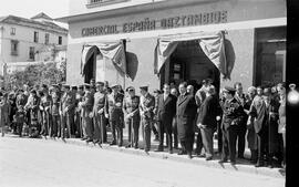 Calle Alcazabilla, esquina calle Zegrí. Marzo de 1959. Autoridades delante de Comercial España Gaztambide asistiendo a un desfile. Málaga, España.
