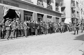 Calle Alcazabilla, esquina calle Santiago. Marzo de 1959. Autoridades delante de Comercial España Gaztambide asistiendo a un desfile. Málaga, España.