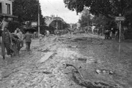 Paseo de Sancha embarrada por las inundaciones del 29 de octubre de 1955. Málaga, España.