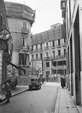 Calle Larios desde calle Salinas. Hacia 1940-41. Edificios incendiados. Málaga (España). Fondo Bi...