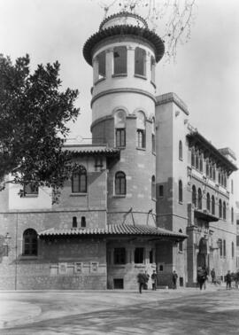 Edificio de Correos en el Parque de Málaga. Años 20, sigo XX. España.