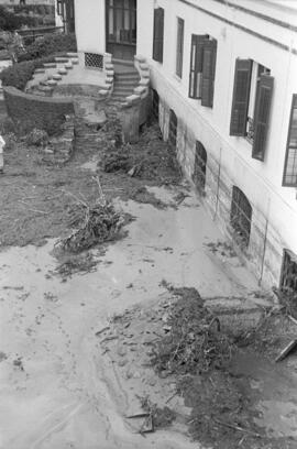Sanatorio 18 de julio embarrado tras las inundaciones del 29 de octubre de 1955. Málaga, España.