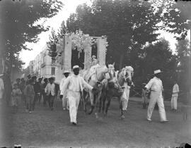 Desfile de carrozas. Calle Tomas Heredia. Hacia 1906. Málaga (España).