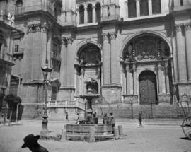 Plaza del Obispo y detalle de la Puerta Principal de la Catedral. Málaga. 1914. España. Colección...