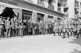 Calle Alcazabilla, esquina calle Santiago. Marzo de 1959. Autoridades delante de Comercial España Gaztambide asistiendo a un desfile. Málaga, España.