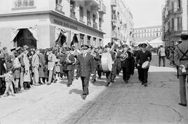 Calle Alcazabilla, esquina calle Zegrí y calle Santiago. Marzo de 1959. Autoridades delante de Comercial España Gaztambide asistiendo a un desfile. Málaga, España.