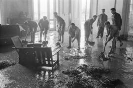 Labores de achique de agua y limpieza en el Sanatorio 18 de julio, tras las inundaciones del 29 d...