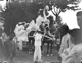Desfile de carrozas. Calle Tomás Heredia. Hacia 1906. Málaga (España).