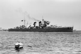 El crucero Canarias en el Puerto de Málaga. Junio, 1959. España.