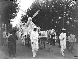 Desfile de carrozas. Calle Tomas Heredia. Hacia 1906. Málaga (España).