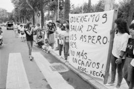 Manifestación de residentes en Los Asperones. Julio, 1988.  Parque de Málaga, España. Fondo Diari...