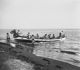 Jábega Virgen de los Dolores. Botando la barca en la playa de Pedregalejo para salir a calar la red. 1912. Málaga. España. Colección Gonzalo de Castro-133