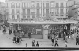 Tómbola de la caridad en la Plaza de la Constitución. Diciembre de 1954. Málaga. España.