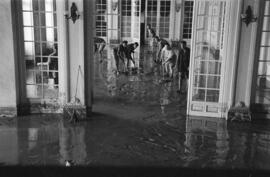 Labores de achique de agua y limpieza en el Sanatorio 18 de julio, tras las inundaciones del 29 d...
