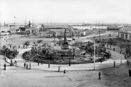 Puerto de Málaga y plaza de la Marina con la fuente de las Tres Gracias. Hacia 1910. España. 01